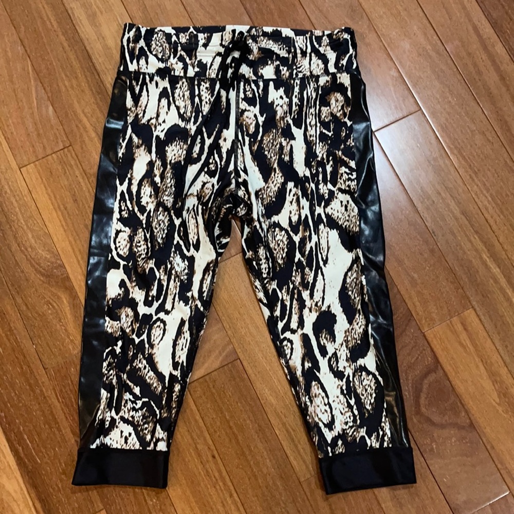 BNWT The Upside printed crops-M